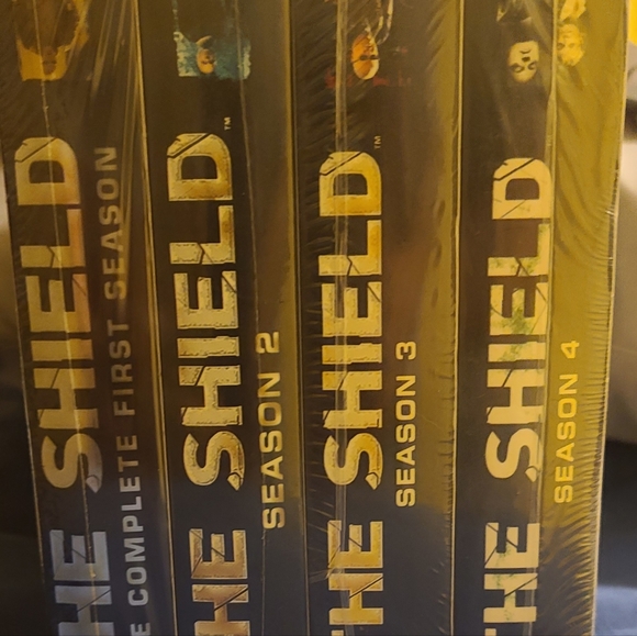 The Shield Box set Brandnew & Sealed. Seasons 1,2,3,4 complete Boxset - Picture 12 of 12